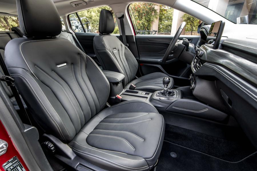 Интерьер Ford Focus Vignale Turnier 2018 года  (WW) (фото 32 из 40)